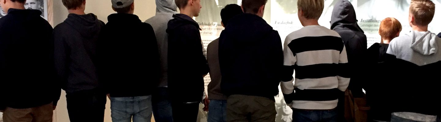 Ungdomar vid Anne Frank utställning